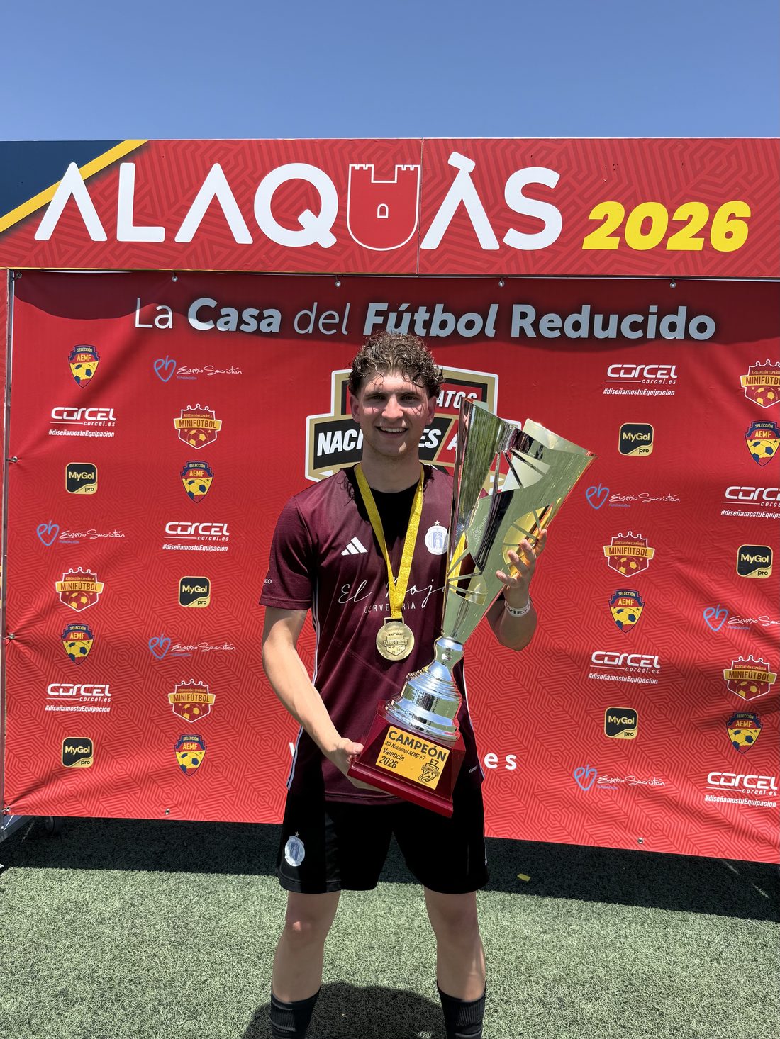 Jordi Valentin Ivanov con el trofeo y la medalla de campeón del XII Campeonato Nacional AEMF de fútbol 7, Alaquàs 2026