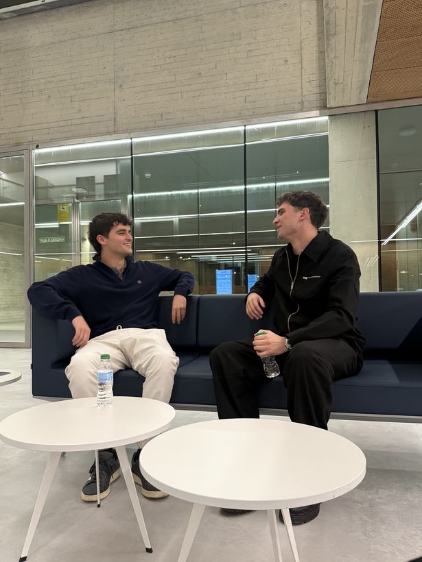 Jordi Valentin Ivanov conversando con un compañero en el descanso de un evento