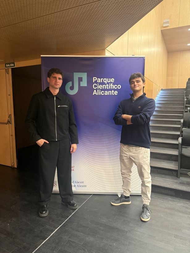 Jordi Valentin Ivanov y un compañero ante el photocall del Parque Científico Alicante
