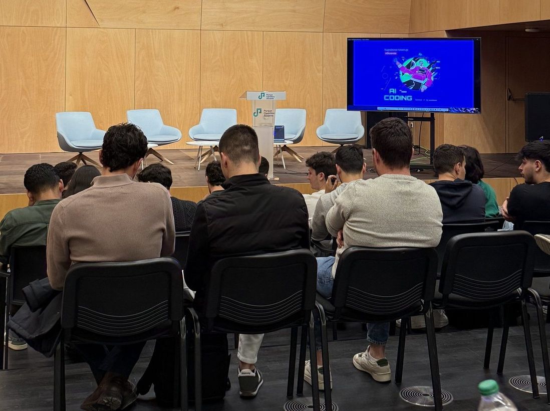 Público asistente al Supabase Meetup Alicante en el Parque Científico