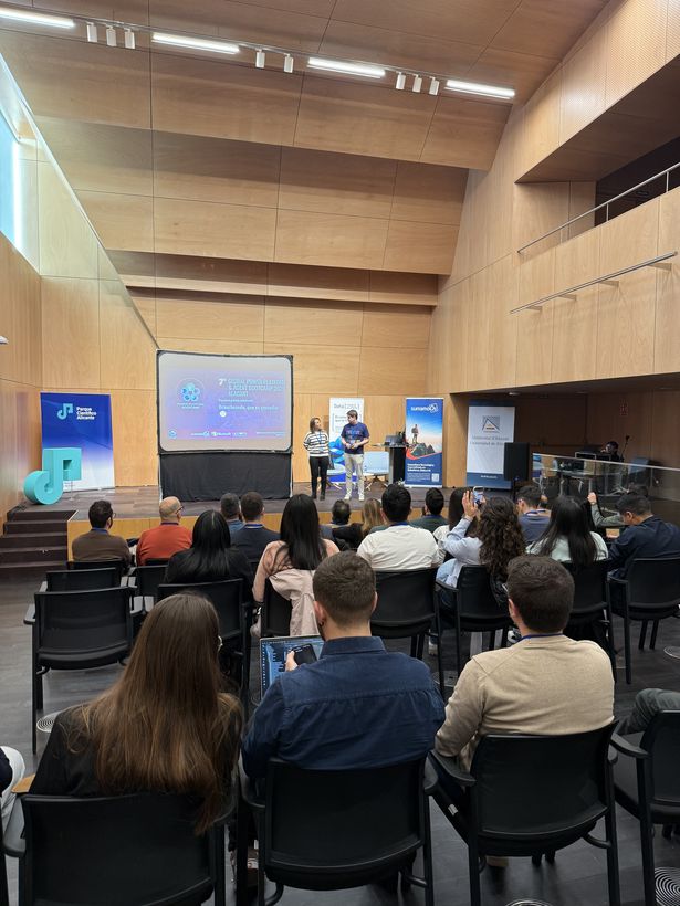 Sala llena durante un evento técnico en el Parque Científico de Alicante