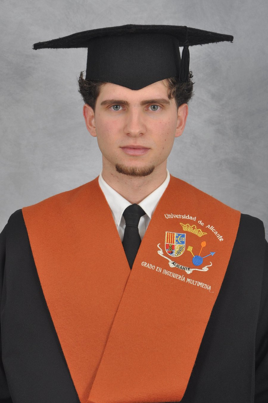 Jordi Valentin Ivanov con la toga y beca del Grado en Ingeniería Multimedia de la Universidad de Alicante